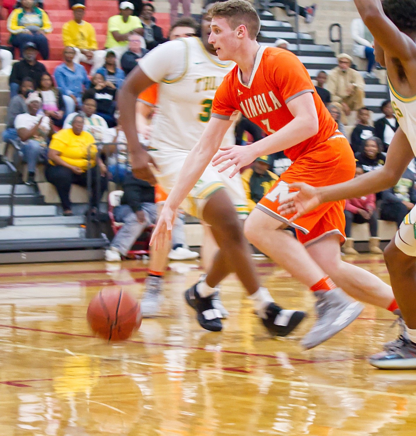 Jonah Fischer of Mineola makes his way between Dallas Madison defenders in last week’s regional quarterfinals, which Madison won to advance.